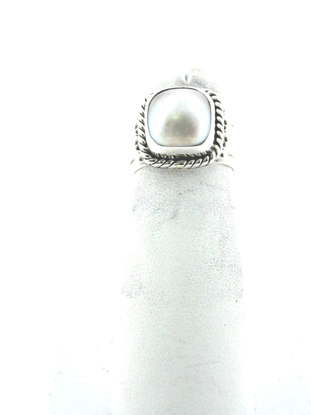 Sterling silver ring with moby pearl